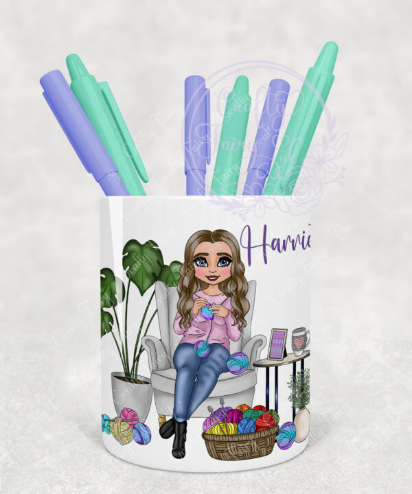 3153 personalised knitting lady pen pot 1